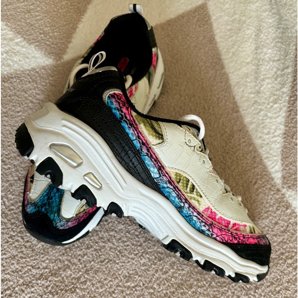 Ladies Skechers D’Lites air-cooled memory foam athletic shoes